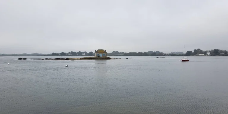 maison aux volets bleus saint cado