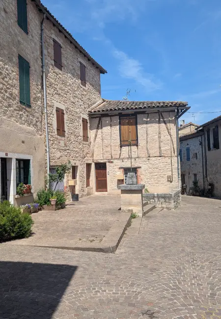 place castelnau de montmirail