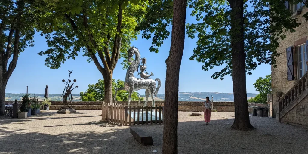 sculture cheval cordes sur ciel