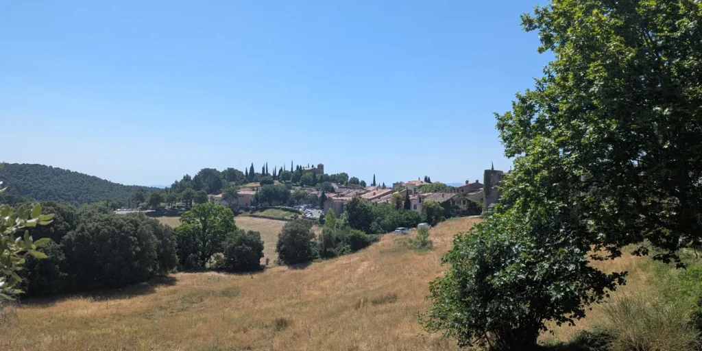 village tourtour